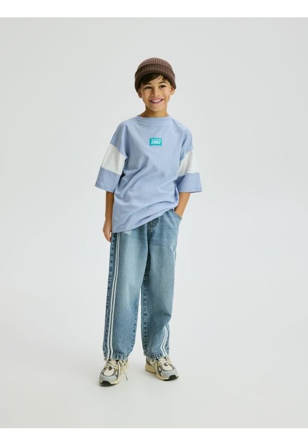 Reserved - Bawełniany t-shirt z nadrukiem - jasnoniebieski. Kolor: niebieski. Materiał: bawełna. Wzór: nadruk