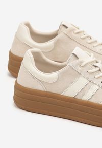 Renee - Jasnobeżowe Sneakersy Zamszowe na Platformie ze Skórzaną Wkładką Ozdobione Paskiem Adivrie. Okazja: na co dzień. Zapięcie: pasek. Kolor: beżowy. Materiał: zamsz, skóra. Wzór: aplikacja. Obcas: na platformie