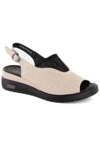 Skórzane sandały damskie na koturnie ażurowe beżowe Filippo DS6145 beżowy. Kolor: beżowy. Materiał: skóra. Wzór: ażurowy. Obcas: na koturnie
