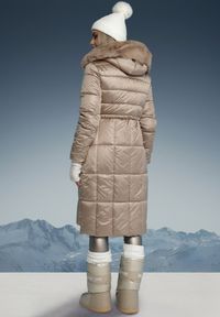 Born2be - Ciemnobeżowa Pikowana Kurtka z Kapturem z Futerkiem z Możliwością Odpięcia Ściągana w Talii Ravanna. Okazja: na co dzień. Typ kołnierza: kaptur. Kolor: beżowy. Materiał: futro. Styl: casual, elegancki #3