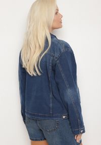 Born2be - Niebieska Jeansowa Kurtka z Bawełną Ozdobiona Przetarciami Ziarina. Okazja: na co dzień. Kolor: niebieski. Materiał: bawełna, jeans. Wzór: aplikacja. Styl: klasyczny, casual, elegancki #6