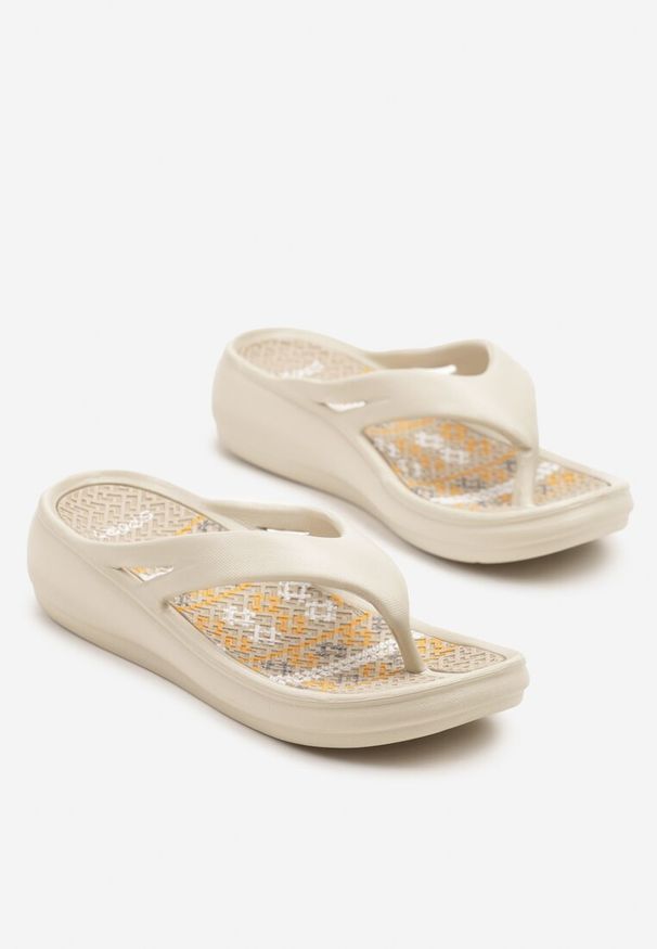 Renee - Beżowe Japonki na Koturnie z Tłoczoną Cholewką Arrianna. Okazja: na co dzień. Kolor: beżowy. Materiał: jeans. Sezon: lato. Obcas: na koturnie. Styl: casual
