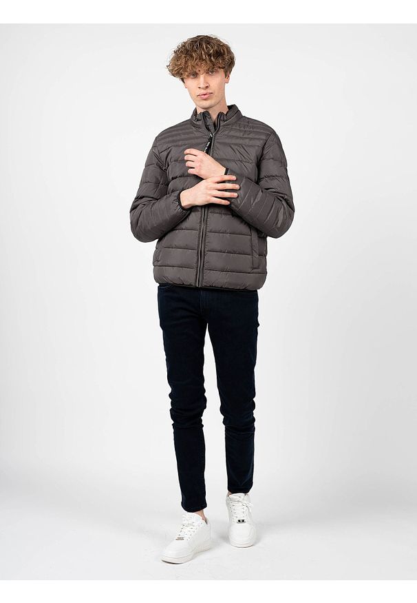 Pepe Jeans Kurtka "Jack" | PM402593 | Jack | Mężczyzna | Szary. Okazja: na co dzień. Typ kołnierza: kołnierzyk stójkowy. Kolor: szary. Materiał: poliester. Wzór: aplikacja. Styl: casual