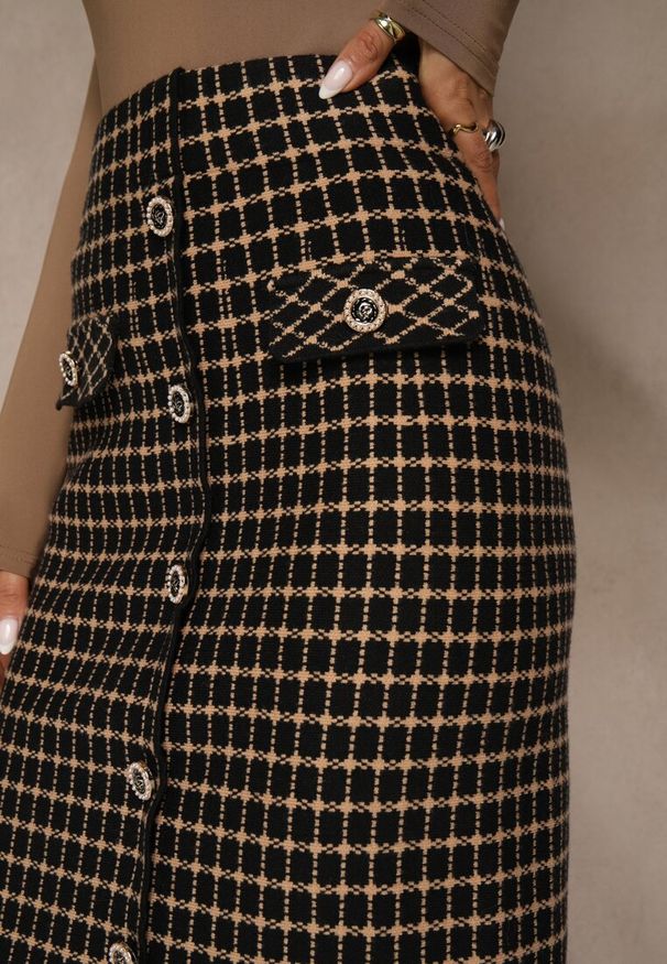 Renee - Czarno-Beżowa Tweedowa Spódnica Ołówkowa w Kratę z Guzikami Aretusa. Okazja: na spotkanie biznesowe. Stan: podwyższony. Kolor: czarny. Styl: biznesowy