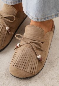 Born2be - Ciemnobeżowe Płaskie Klapki Mule Zdobione Frędzlami i Kokardką z Koralikami Petlame. Okazja: na co dzień. Kolor: beżowy. Materiał: jeans, len. Wzór: aplikacja. Sezon: lato. Styl: boho, casual, elegancki #3