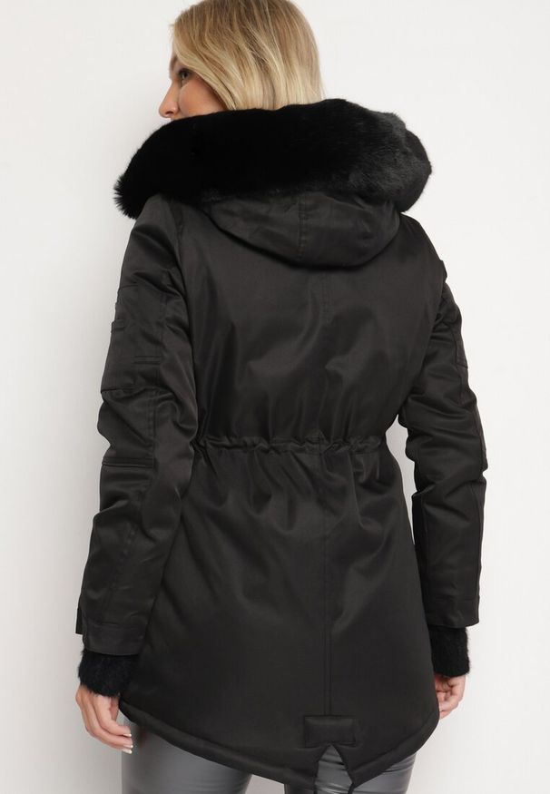 Born2be - Czarna Kurtka Parka ze Ściągaczem i Kapturem z Futerkiem Kathateia. Kolor: czarny. Materiał: futro. Sezon: zima