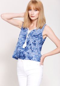 Renee - Niebieska Bluzka Blond Venus. Kolor: niebieski. Materiał: tkanina. Sezon: lato