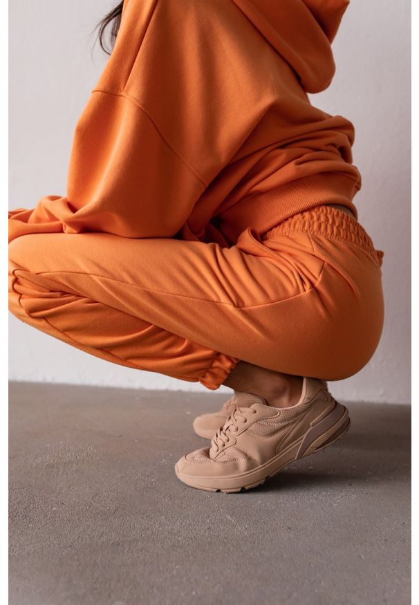 Marsala - Spodnie dresowe typu jogger w kolorze EXOTIC ORANGE - DISPLAY BY MARSALA. Stan: podwyższony. Materiał: dresówka. Styl: elegancki