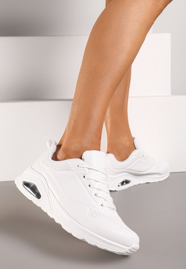 Born2be - Białe Sneakersy przed Kostkę z Podeszwą Air i Perforacją Eloesie. Wysokość cholewki: przed kostkę. Kolor: biały. Materiał: jeans. Obcas: na płaskiej podeszwie