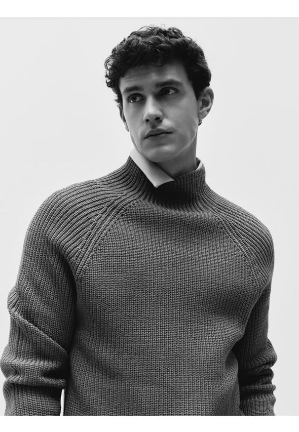 Reserved - Prążkowany sweter z niską stójką - ciemnoszary. Typ kołnierza: kołnierzyk stójkowy. Kolor: szary. Materiał: prążkowany