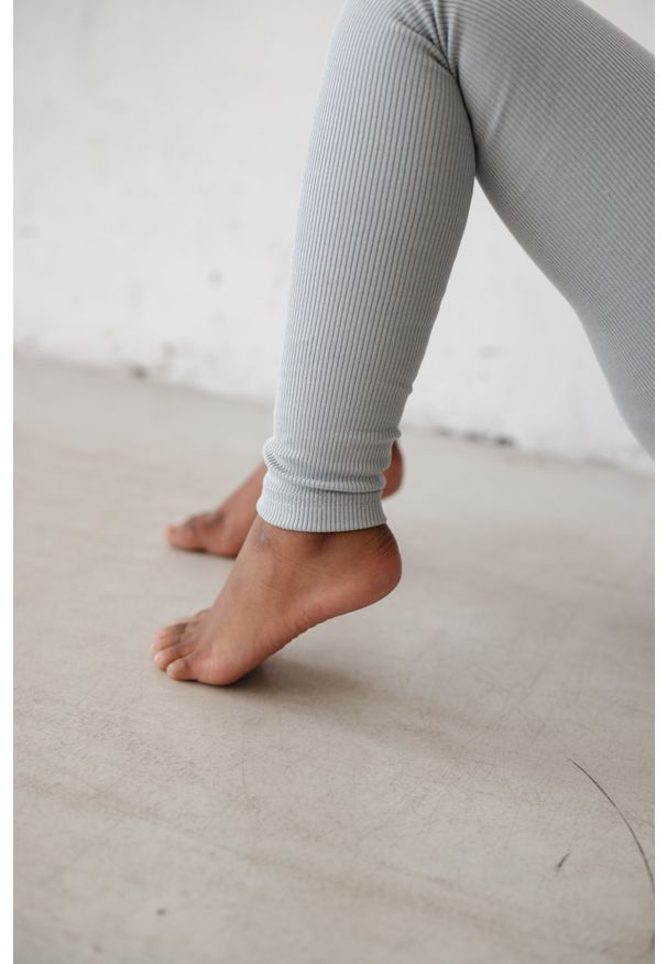 Marsala - MINI legginsy z prążkowanej dzianiny w kolorze POWDER BLUE - HIPS-116-122 (6-7). Okazja: na co dzień. Kolor: niebieski. Materiał: dzianina, prążkowany. Wzór: gładki. Styl: casual