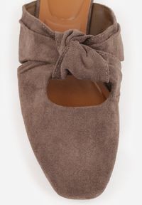 Born2be - Brązowe Klapki Mule Vices Zdobione Supłem Lavisse. Kolor: brązowy. Materiał: len, jeans. Wzór: aplikacja. Obcas: na płaskiej podeszwie. Styl: klasyczny #4