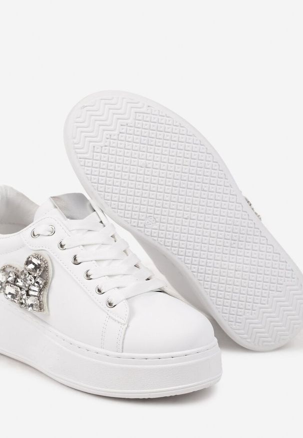 Born2be - Biało-Srebrne Sneakersy na Platformie z Metaliczną Naszywką z Cyrkoniami Remira. Okazja: na spacer. Nosek buta: okrągły. Kolor: biały. Materiał: jeans. Wzór: aplikacja. Obcas: na platformie. Sport: turystyka piesza