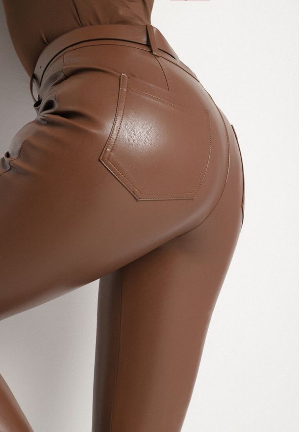 Born2be - Brązowe Spodnie Dzwony z Imitacji Skóry Vebora. Okazja: na co dzień. Kolor: brązowy. Materiał: skóra. Styl: klasyczny, casual, elegancki