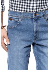 Wrangler - WRANGLER SPODNIE MĘSKIE TEXAS SLIM BLUE HONOR W12SM511Q 112126508. Wzór: aplikacja