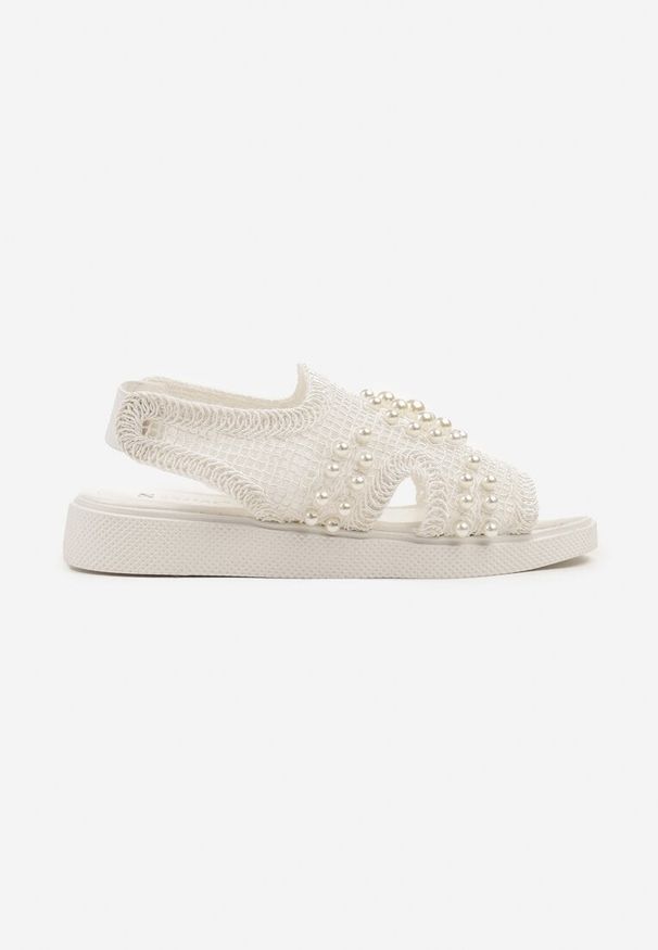 Born2be - Białe Siateczkowe Sandały Ozdobione Perłami Lisannea. Okazja: na co dzień. Kolor: biały. Wzór: aplikacja. Sezon: lato. Styl: boho, elegancki, casual