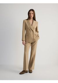 Reserved - Spodnie flare z kantem - beżowy. Kolor: beżowy. Materiał: tkanina, wiskoza #1