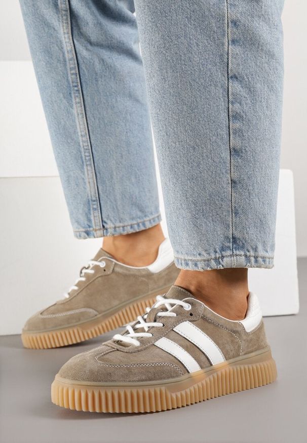 Born2be - Ciemnobeżowe Sneakersy Typu Tenisówki ze Skórzaną Wkładką Ozdobione Paskami Melissele. Okazja: na co dzień. Zapięcie: pasek. Kolor: beżowy. Materiał: skóra. Wzór: aplikacja