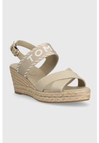 TOMMY HILFIGER - Tommy Hilfiger sandały SEASONAL WEBBING MID WEDGE damskie kolor beżowy na koturnie FW0FW07091. Zapięcie: klamry. Kolor: beżowy. Materiał: bawełna, guma. Obcas: na koturnie #5