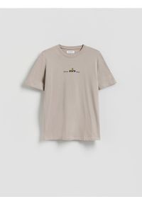 Reserved - T-shirt comfort z nadrukiem - beżowy. Kolor: beżowy. Materiał: bawełna, dzianina. Wzór: nadruk #1