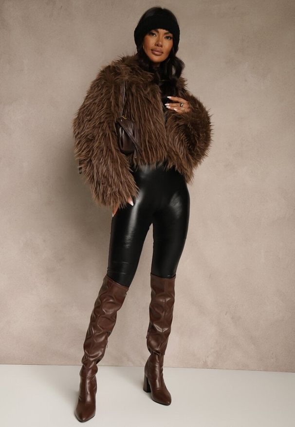 Renee - Brązowa Kurtka Futerko z Kapturem i Zapięciem na Suwak Zetora. Okazja: na co dzień. Typ kołnierza: kaptur. Kolor: brązowy. Materiał: futro. Wzór: gładki. Styl: casual, street