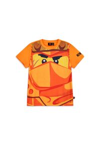 Koszulka dziecięca LEGO NINJAGO Tano 311 – bio bawełna, pomarańczowa.. Kolor: pomarańczowy. Materiał: poliester, bawełna. Długość rękawa: krótki rękaw. Długość: krótkie. Wzór: nadruk #1