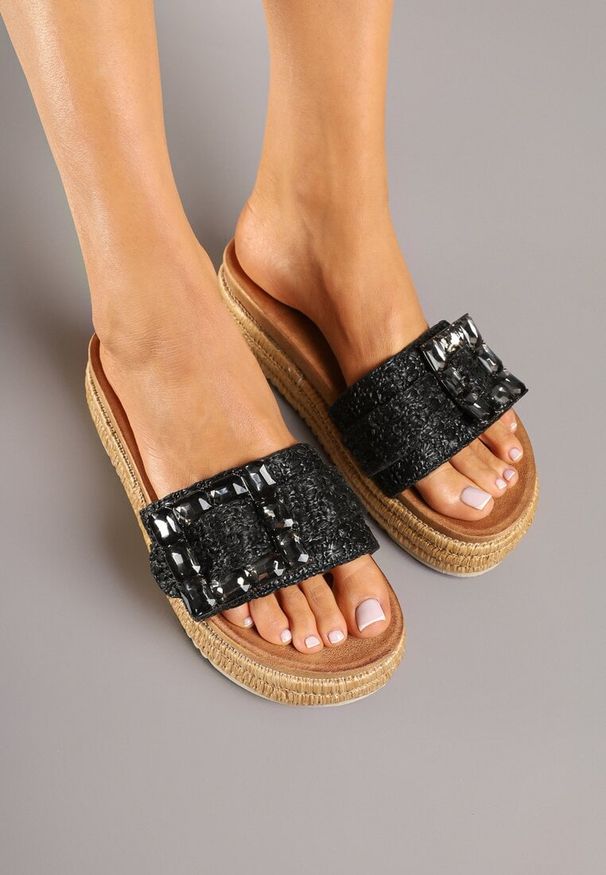 Born2be - Czarne Klapki na Plecionej Platformie z Ozdobną Klamrą Sorevia. Kolor: czarny. Materiał: jeans. Sezon: lato. Obcas: na platformie. Styl: klasyczny, elegancki