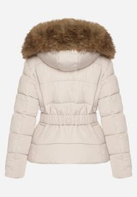 Born2be - Beżowy Pikowana Kurtka z Paskiem Nieodpinanym Kapturem i Futerkiem Retinda. Okazja: na co dzień, na spacer. Kolor: beżowy. Materiał: futro. Styl: casual
