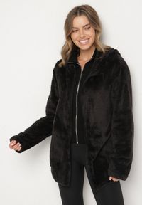 Born2be - Czarna Futerkowa Bluza z Kapturem i Suwakiem Sinatila. Okazja: na co dzień, do domu, na spacer. Typ kołnierza: kaptur. Kolor: czarny. Materiał: zamsz. Długość rękawa: długi rękaw. Długość: długie. Styl: casual #2