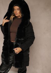 Renee - Czarna Kurtka z Pikowanymi Przeszyciami Paskiem Kapturem i Futerkiem Oleila. Okazja: na spacer. Kolor: czarny. Materiał: futro. Sezon: zima. Styl: elegancki
