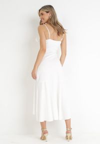 Born2be - Biała Sukienka Adathe. Kolor: biały. Długość rękawa: na ramiączkach. Wzór: gładki, jednolity, aplikacja. Typ sukienki: kopertowe. Styl: elegancki. Długość: midi