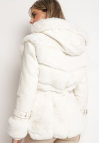 Born2be - Beżowa Futrzana Kurtka z Kapturem Wiązanym Paskiem i Rękawami z Imitacji Skóry z Klamrami Mesirya. Okazja: na co dzień. Typ kołnierza: kaptur. Kolor: beżowy. Materiał: skóra, futro. Wzór: aplikacja. Styl: casual, elegancki #4