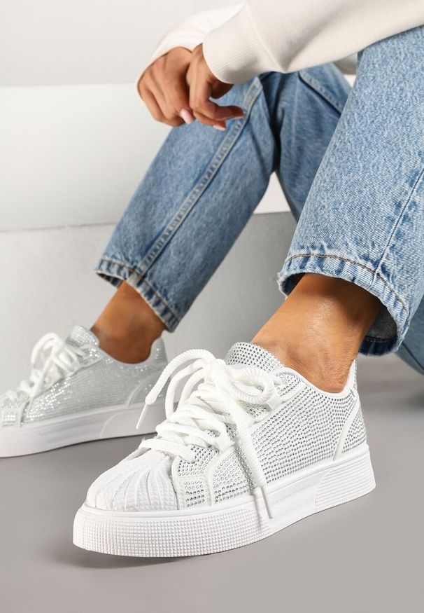 Born2be - Białe Sneakersy Ozdobione Cyrkoniami i Tłoczonym Noskiem Calreis. Okazja: na co dzień. Kolor: biały. Materiał: jeans. Wzór: aplikacja. Obcas: na płaskiej podeszwie