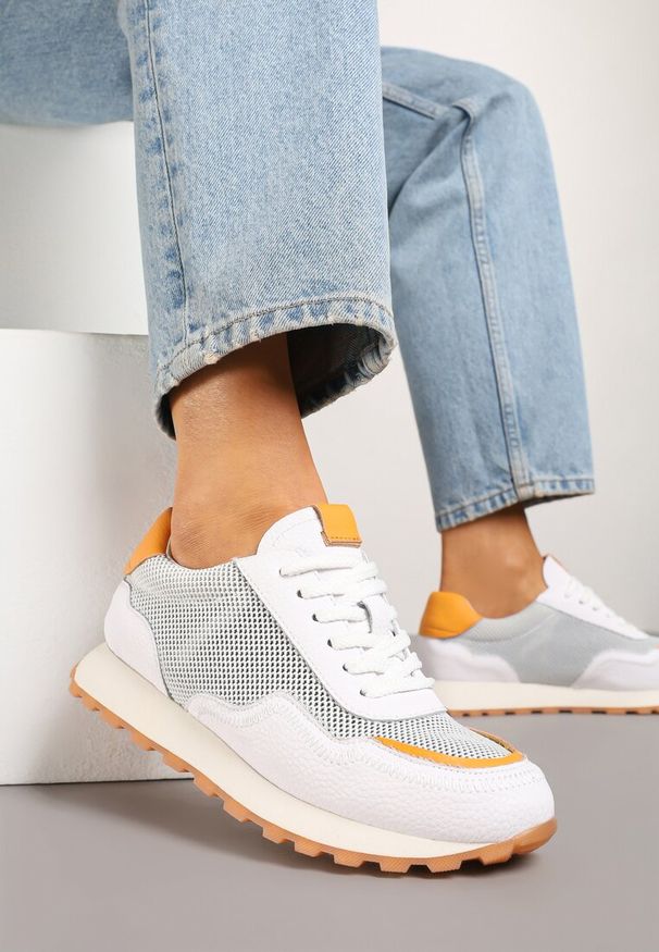 Born2be - Białe Skórzane Sneakersy z Geometrycznym Wzorem Rivoiti. Okazja: na co dzień. Kolor: biały. Materiał: skóra. Szerokość cholewki: normalna. Wzór: geometria. Obcas: na obcasie. Wysokość obcasa: niski