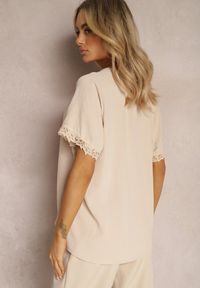 Renee - Beżowa Bluzka z Wykończeniami z Koronki i Dekoltem V Mallana. Kolor: beżowy. Materiał: koronka. Wzór: koronka. Styl: elegancki