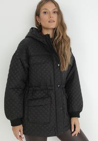 Born2be - Czarna Kurtka z Futrzanym Kapturem i Drobnym Pikowaniem Esdrage. Kolor: czarny. Materiał: futro. Wzór: jednolity. Sezon: wiosna, jesień #4