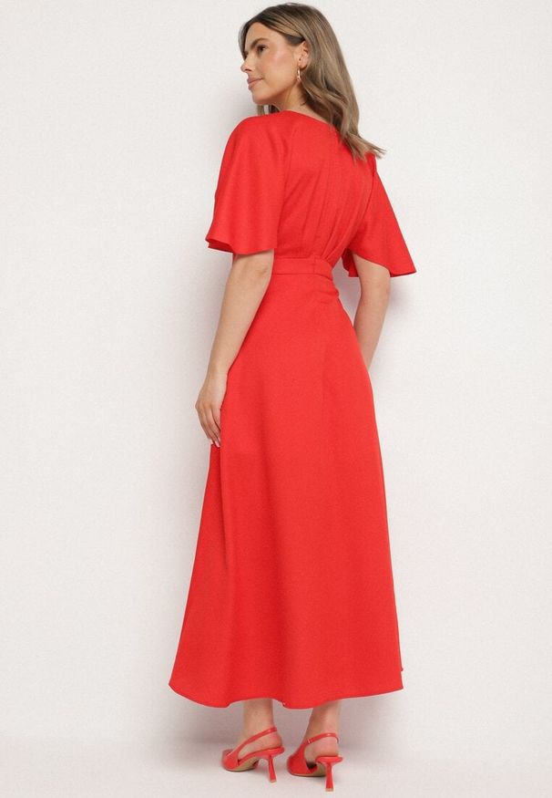 Born2be - Czerwona Koktajlowa Sukienka Vices o Asymetrycznym Kroju z Falbanką Finexia. Okazja: na wesele, na imprezę, na ślub cywilny. Kolor: czerwony. Wzór: aplikacja. Typ sukienki: asymetryczne. Styl: wizytowy