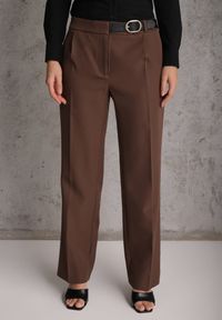 Renee - Brązowe Spodnie Garniturowe na Kant VICES Zdobione Zapięciem z Klamrą Azisore. Okazja: na imprezę. Kolor: brązowy. Materiał: skóra, jedwab. Wzór: aplikacja #8