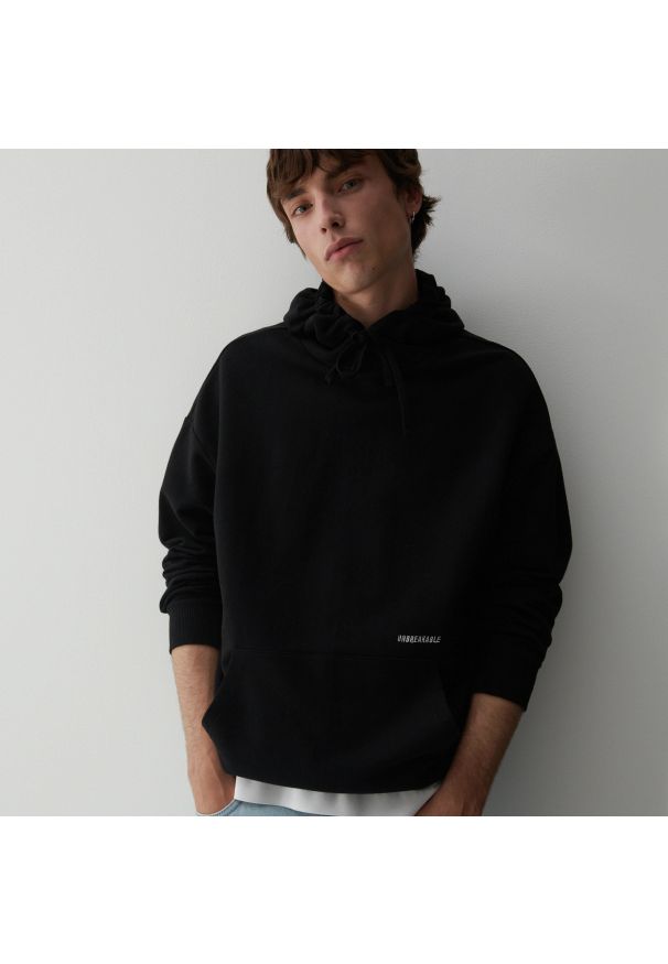 Reserved - Bluza z minimalistycznym napisem - Czarny. Kolor: czarny. Wzór: napisy