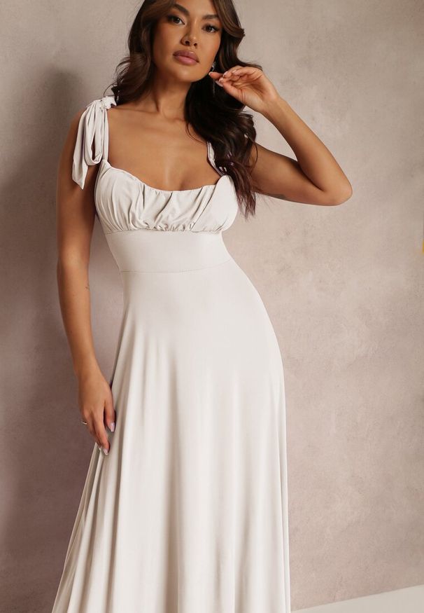 Renee - Jasnobeżowa Długa Sukienka z Marszczonym Dekoltem i Wiązanymi Ramiączkami Rozvita. Kolor: beżowy. Długość rękawa: na ramiączkach. Typ sukienki: rozkloszowane. Styl: wizytowy. Długość: maxi