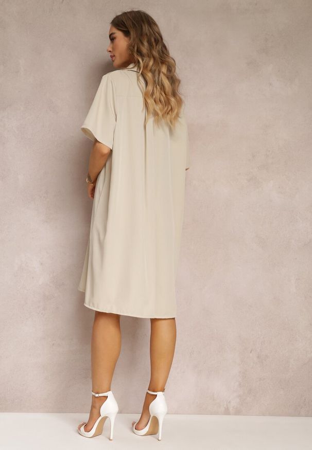 Renee - Jasnobeżowa Zwiewna Sukienka Rozkloszowana z Kołnierzykiem i Zakładkami Pedrisa. Kolor: beżowy. Wzór: aplikacja. Typ sukienki: rozkloszowane