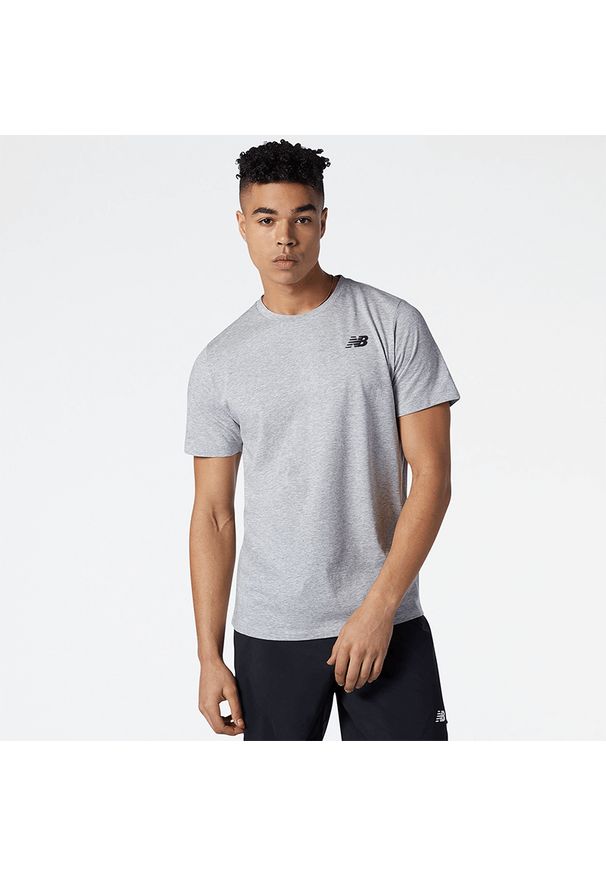 Koszulka męska New Balance MT11070AG – szara. Kolor: szary. Materiał: materiał, bawełna, poliester. Długość rękawa: krótki rękaw. Długość: krótkie. Sport: fitness, bieganie