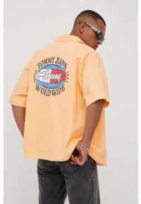 Tommy Jeans koszula bawełniana męska kolor pomarańczowy relaxed. Kolor: pomarańczowy. Materiał: bawełna. Długość rękawa: krótki rękaw. Długość: krótkie. Wzór: aplikacja