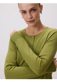 Reserved - Kardigan z wiskozą - oliwkowy. Kolor: oliwkowy. Materiał: wiskoza