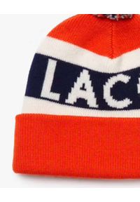 Lacoste - LACOSTE - Czerwona czapka z pomponem. Kolor: czerwony. Wzór: napisy #2