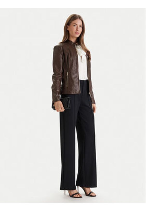 Guess Kurtka z imitacji skóry W6RL52 WL850 Brązowy Regular Fit. Kolor: brązowy. Materiał: skóra