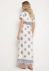 Born2be - Niebieska Sukienka w Ornamentalny Wzór z Elastycznym Paskiem Tosvanna. Okazja: na co dzień. Kolor: niebieski. Długość rękawa: krótki rękaw. Wzór: aplikacja. Typ sukienki: kopertowe, proste. Styl: klasyczny, casual, elegancki #3