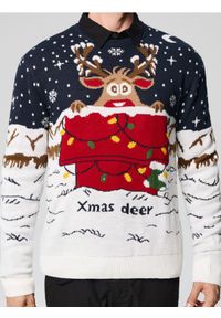 Sinsay - Świąteczny sweter z reniferem i świecącymi lampkami - granatowy. Kolor: niebieski. Długość rękawa: długi rękaw. Długość: długie. Wzór: nadruk. Styl: wizytowy #1