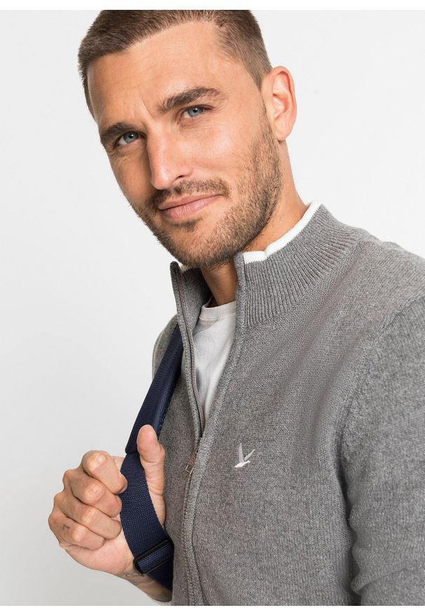 bonprix - Sweter rozpinany ze stójką, z dzianiny o splocie drobnych oczek, z bawełny z recyklingu. Typ kołnierza: kołnierzyk stójkowy. Kolor: szary. Materiał: dzianina, bawełna. Wzór: ze splotem