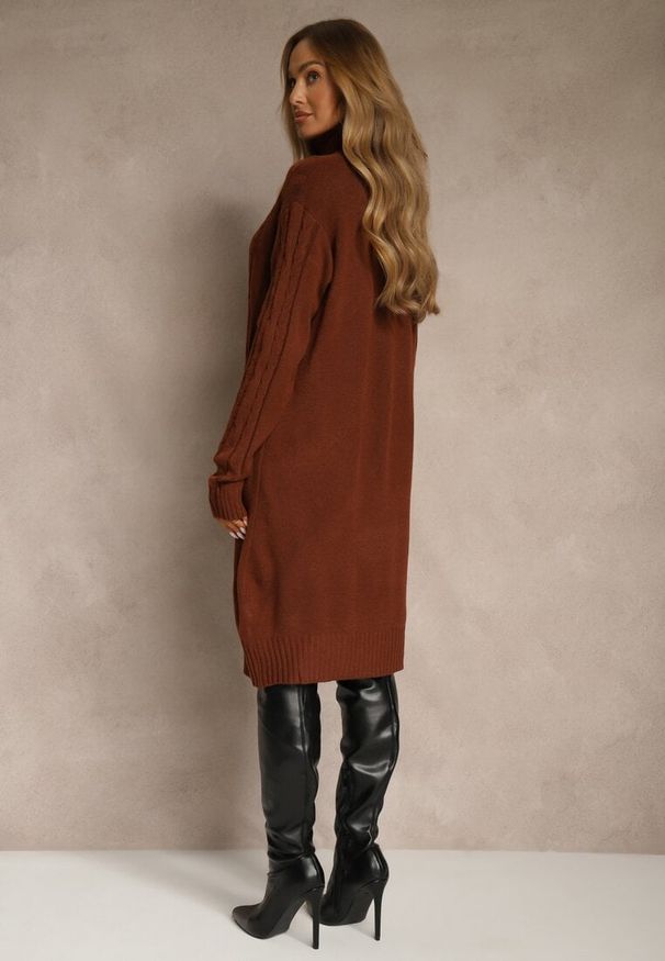 Renee - Jasnobrązowa Sukienka Sweterkowa z Golfem Wełną Bawełną i Ozdobnym Splotem Reilenea. Okazja: na imprezę. Typ kołnierza: golf. Kolor: brązowy. Materiał: wełna, bawełna. Wzór: ze splotem. Styl: elegancki